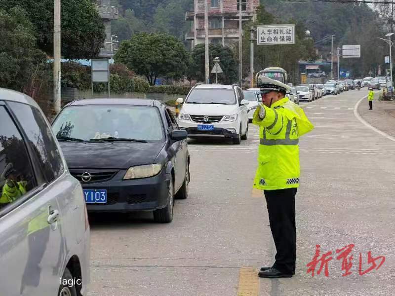蓝山公安交警：春节假期交出群众满意的“交通安保答卷”
