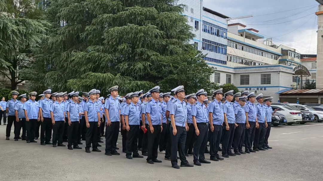 藍(lán)山公安交警：軍魂在警營(yíng)閃耀