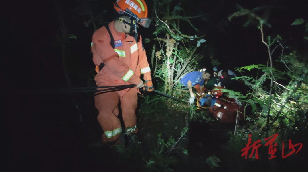 藍山縣一男子受傷被困深山 消防冒雨成功救援