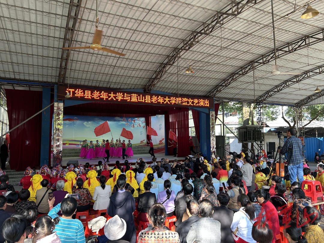 蓝山县与江华瑶族自治县老年大学开展联谊文艺演出