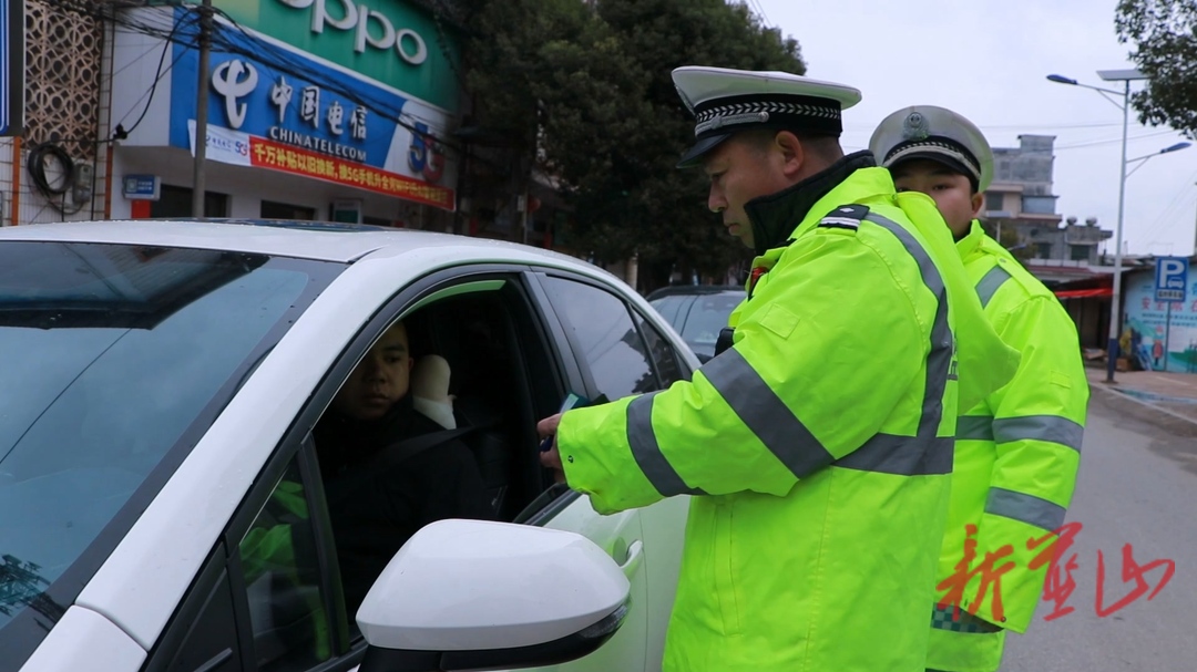 （新春走基层）蓝山：春运交警执勤忙 守好出行“平安路”