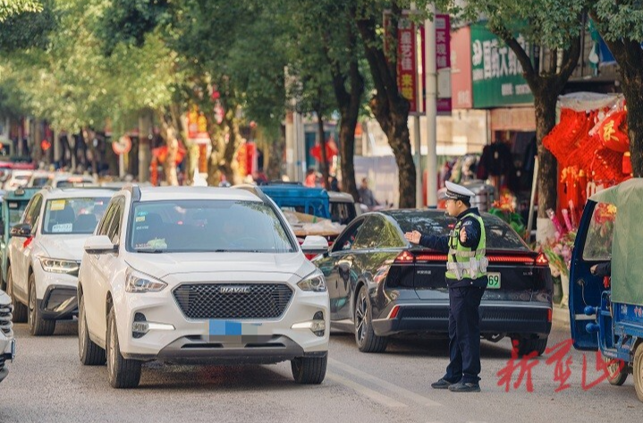 蓝山：公安交警执勤忙，守护平安“不打烊”