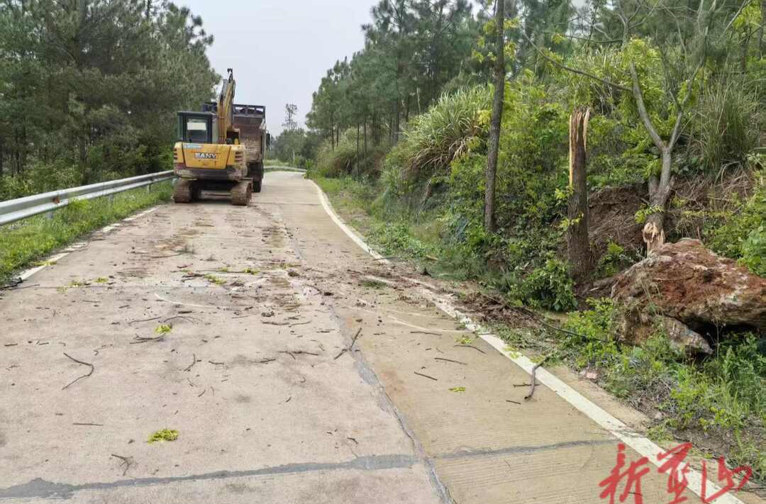 祠堂圩镇：搬石清道，保畅行