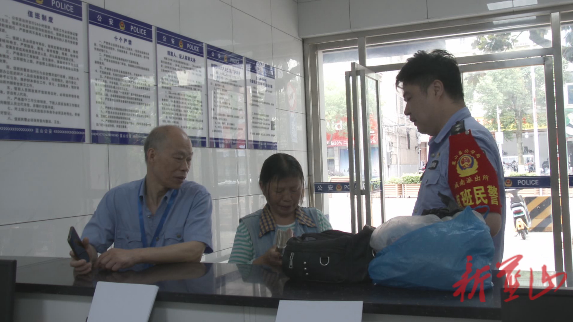 蓝山县万元现金遗落公交车厢 司机速寻失主暖人心