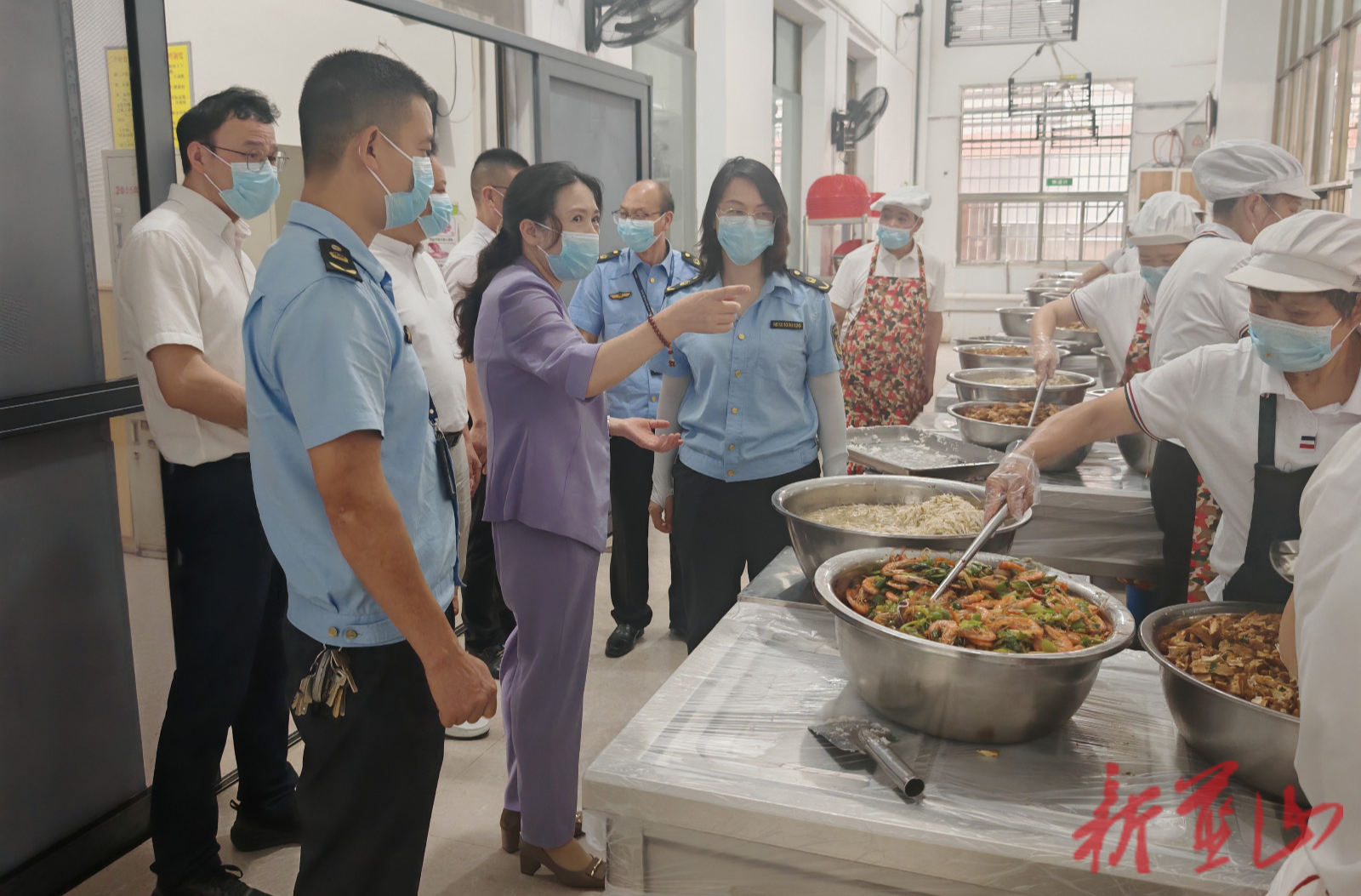 刘素萍赴塔峰中学食堂督导 共筑校园食品安全防线