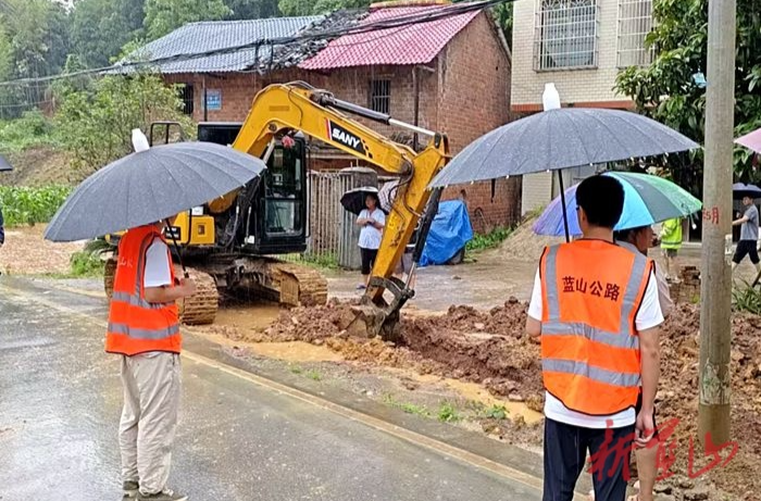 蓝山：暴雨来袭 公路人在路上
