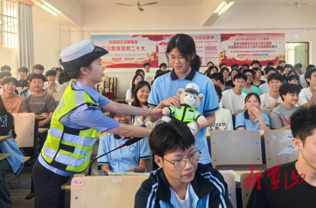 蓝山县公安局交管大队深入开展“警校同行 平安相伴”交通安全宣传教育活动
