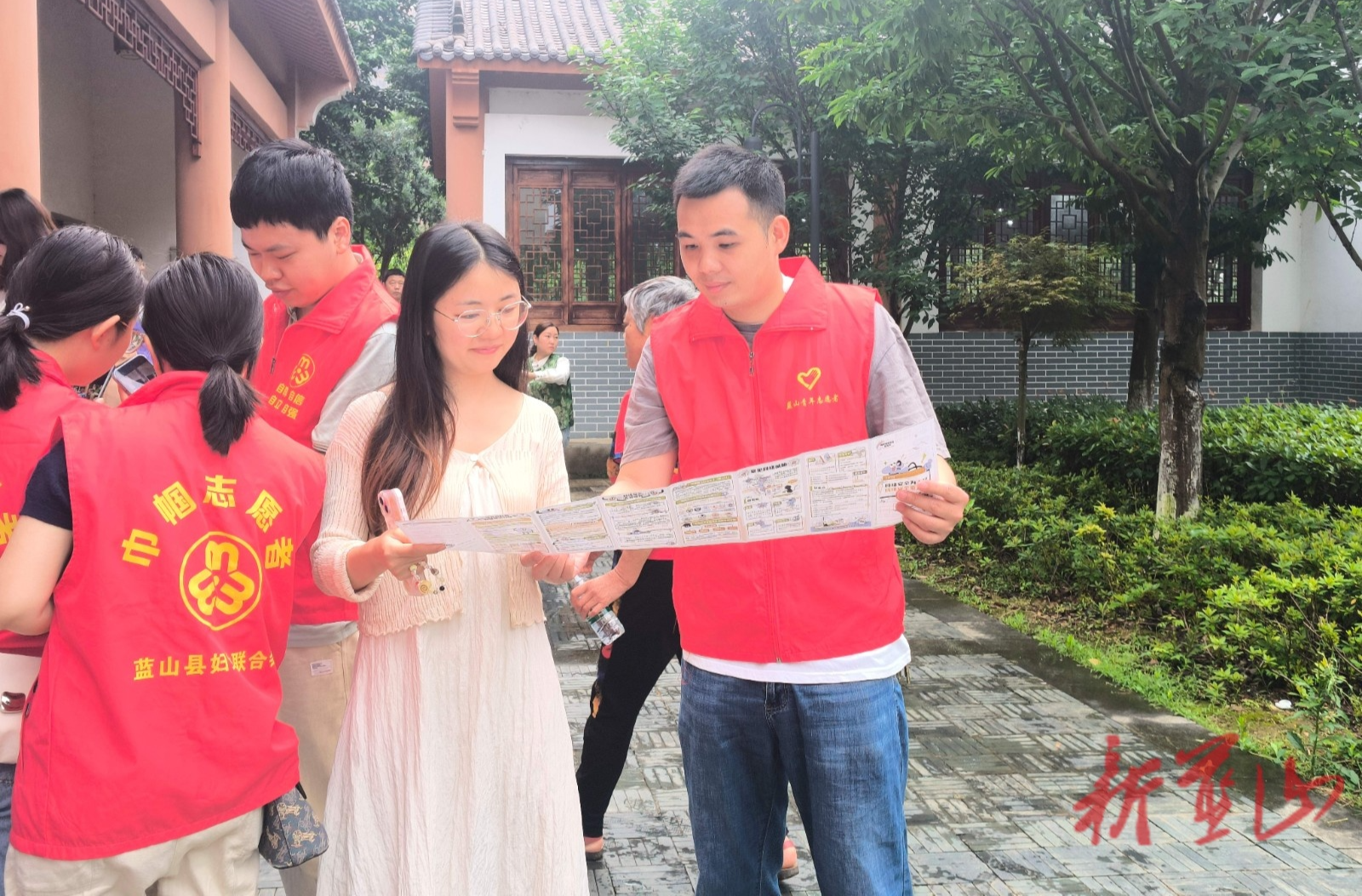蓝山团县委开展科技活动周集中宣传活动
