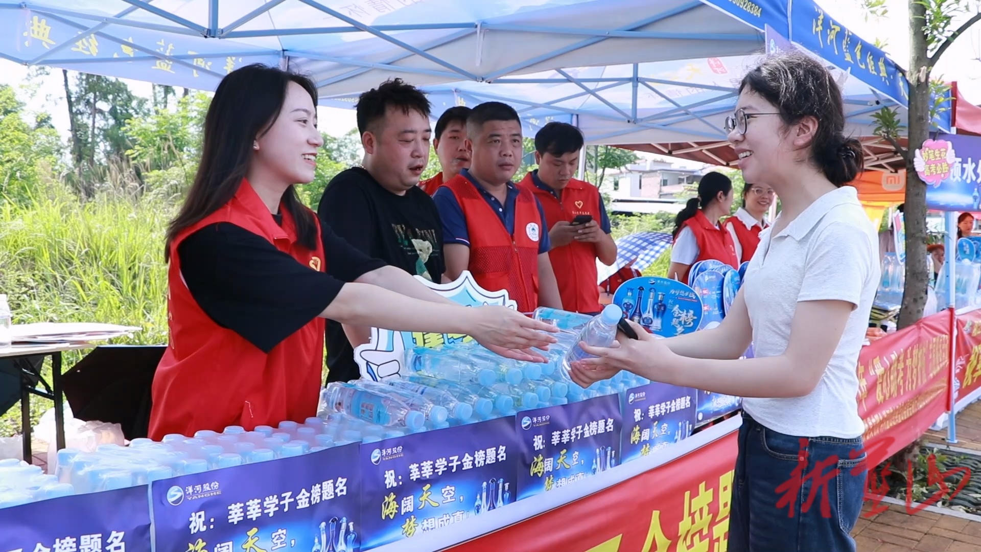 蓝山县志愿者爱心护考 共筑学子成才梦