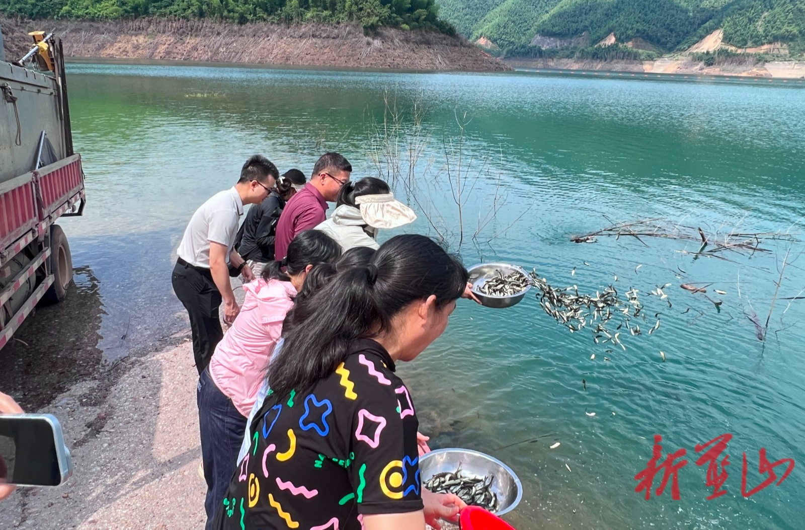 湖南毛俊水库工程建设有限责任公司开展2025年鱼类增殖放流活动