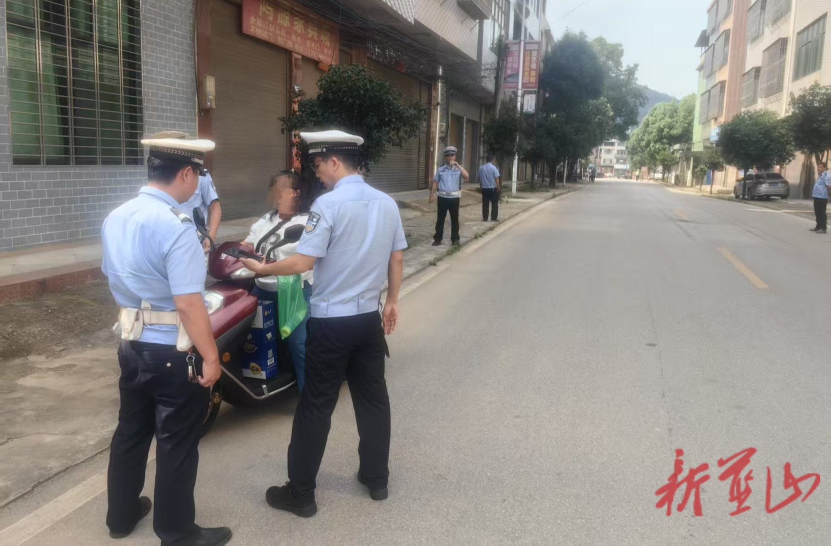 毛俊鎮(zhèn)聯(lián)合交警中隊(duì)開展道路交通安全專項(xiàng)執(zhí)法行動(dòng)