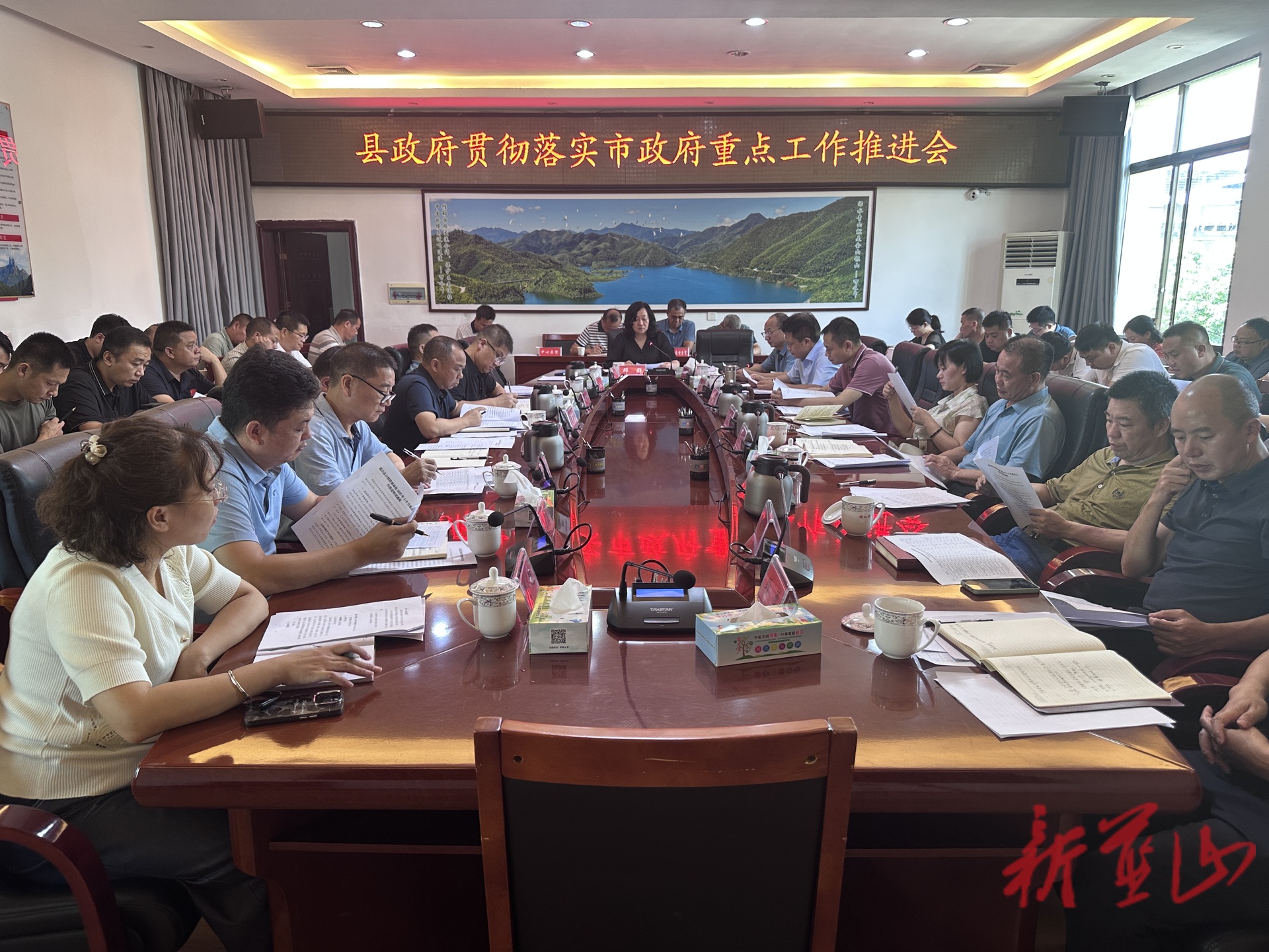 藍(lán)山：鄧群主持召開縣政府貫徹落實(shí)市政府重點(diǎn)工作推進(jìn)會(huì)