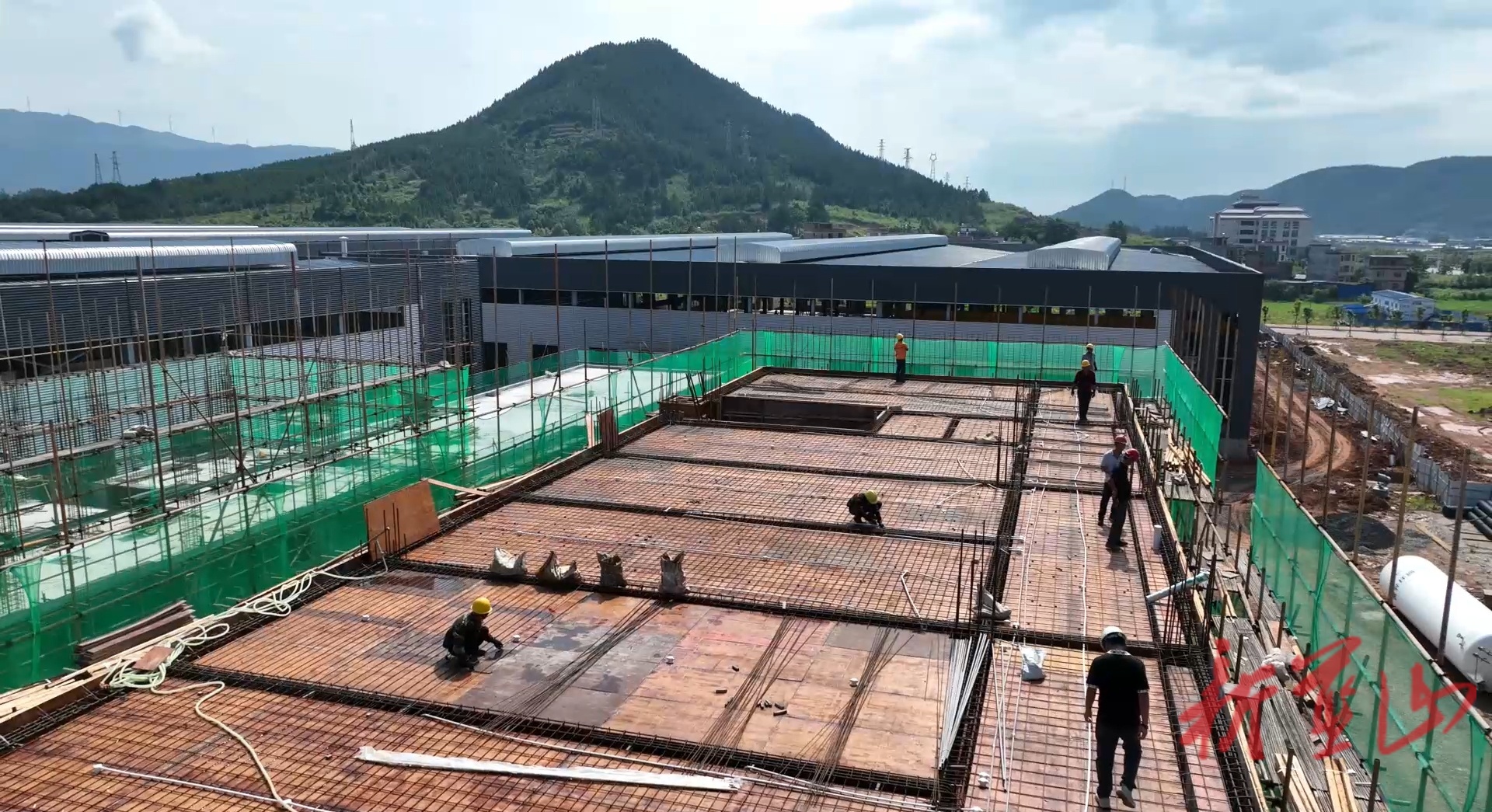 藍(lán)山縣錯(cuò)峰施工戰(zhàn)酷暑 工程建設(shè)有“涼”方