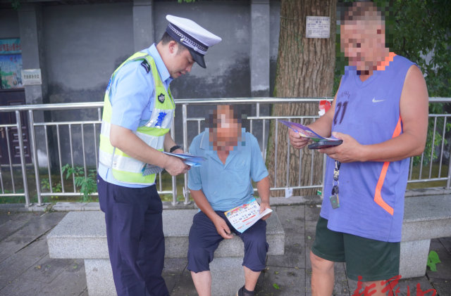藍山縣公安局交管大隊：宣傳進文化廣場，共筑平安暢通路