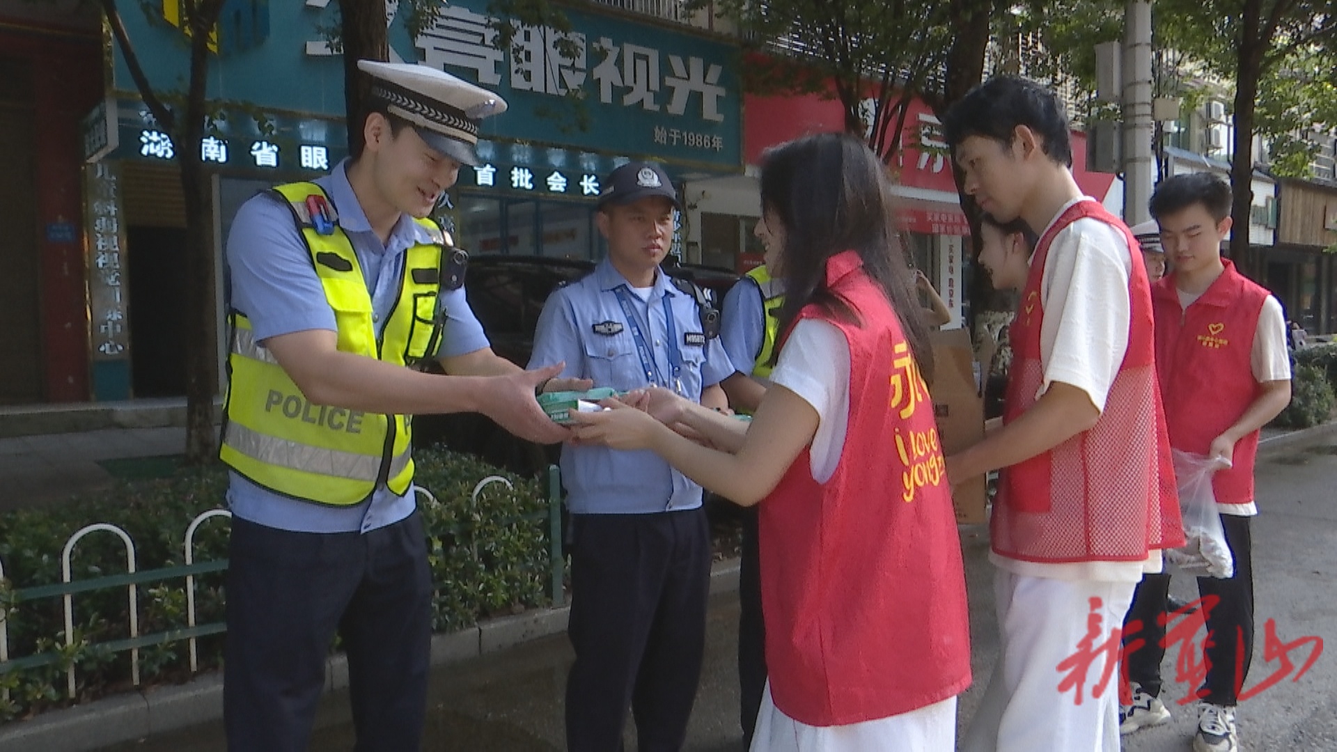 藍山團縣委組織開展夏日公益行動 為戶外勞動者“降溫”