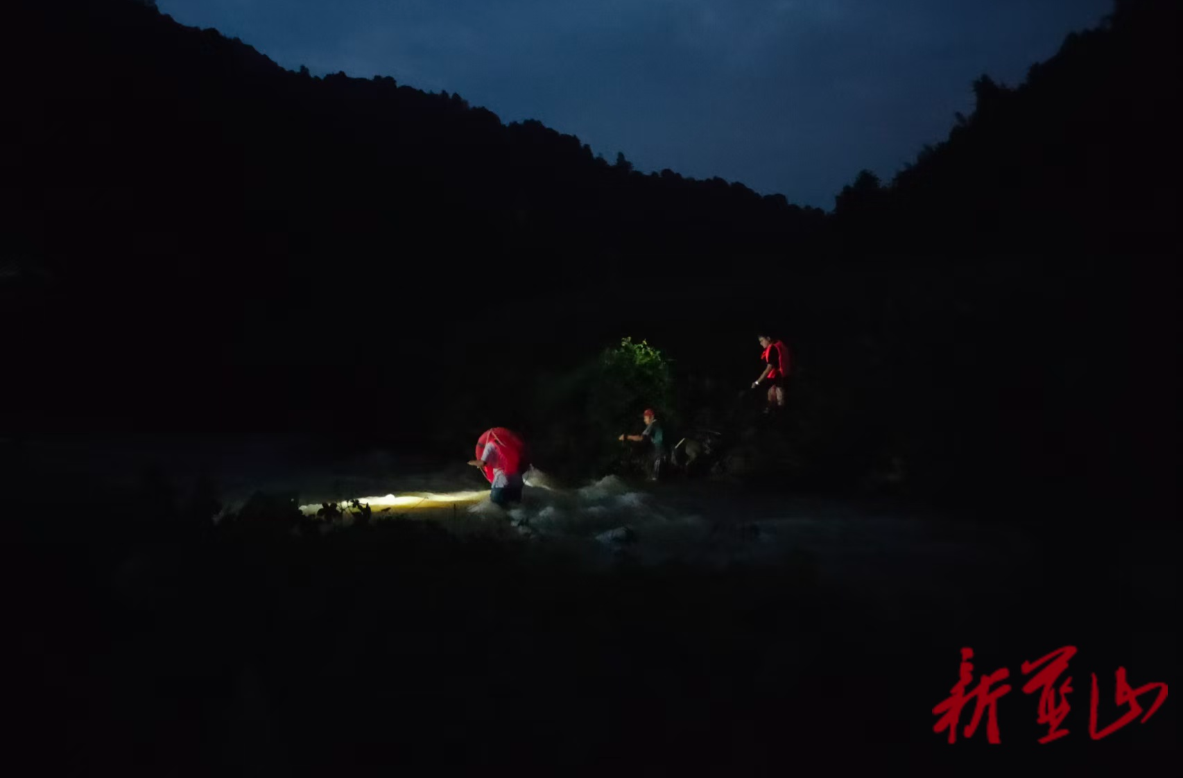 犁頭瑤族鄉(xiāng)：干部洪流中勇救兩名被困群眾