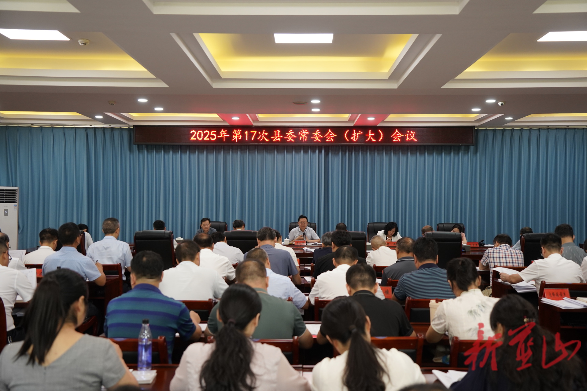 藍山：龍向洋主持召開2025年第17次縣委常委會(擴大)會議