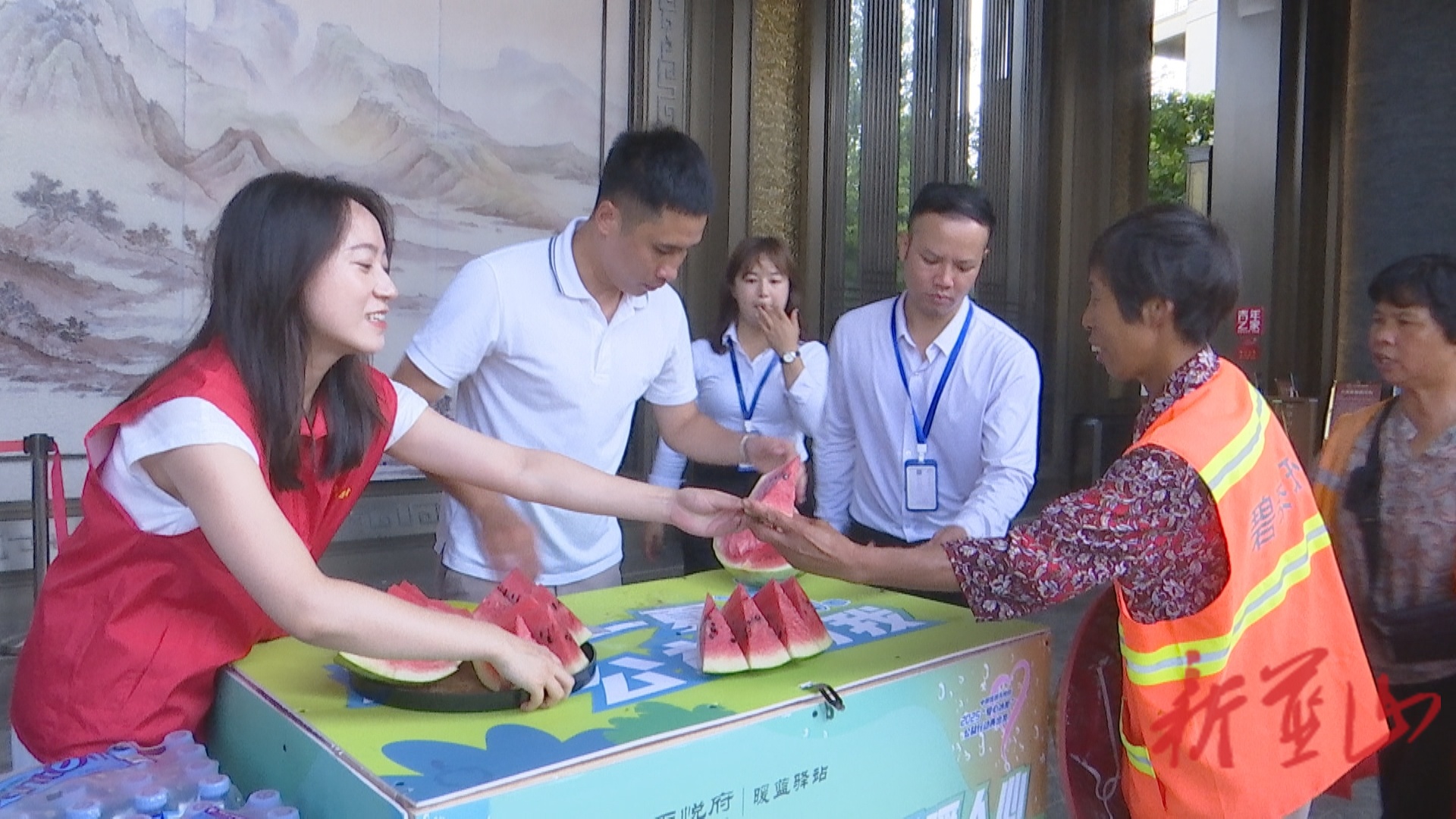 藍(lán)山縣夏季送清涼為一線人員撐起“清涼傘”