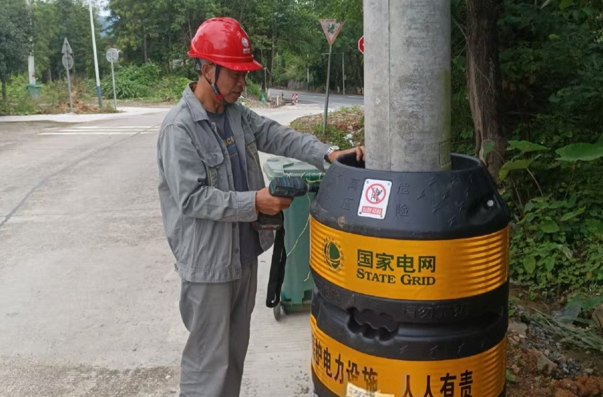 國(guó)網(wǎng)藍(lán)山縣供電公司：安裝電桿防撞桶 筑牢電網(wǎng)安全防護(hù)網(wǎng)