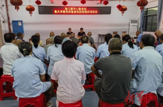 藍(lán)山縣民政局、衛(wèi)生防疫站與藍(lán)山中西醫(yī)結(jié)合醫(yī)院赴湘江源中心敬老院開展消毒滅蚊行動(dòng)