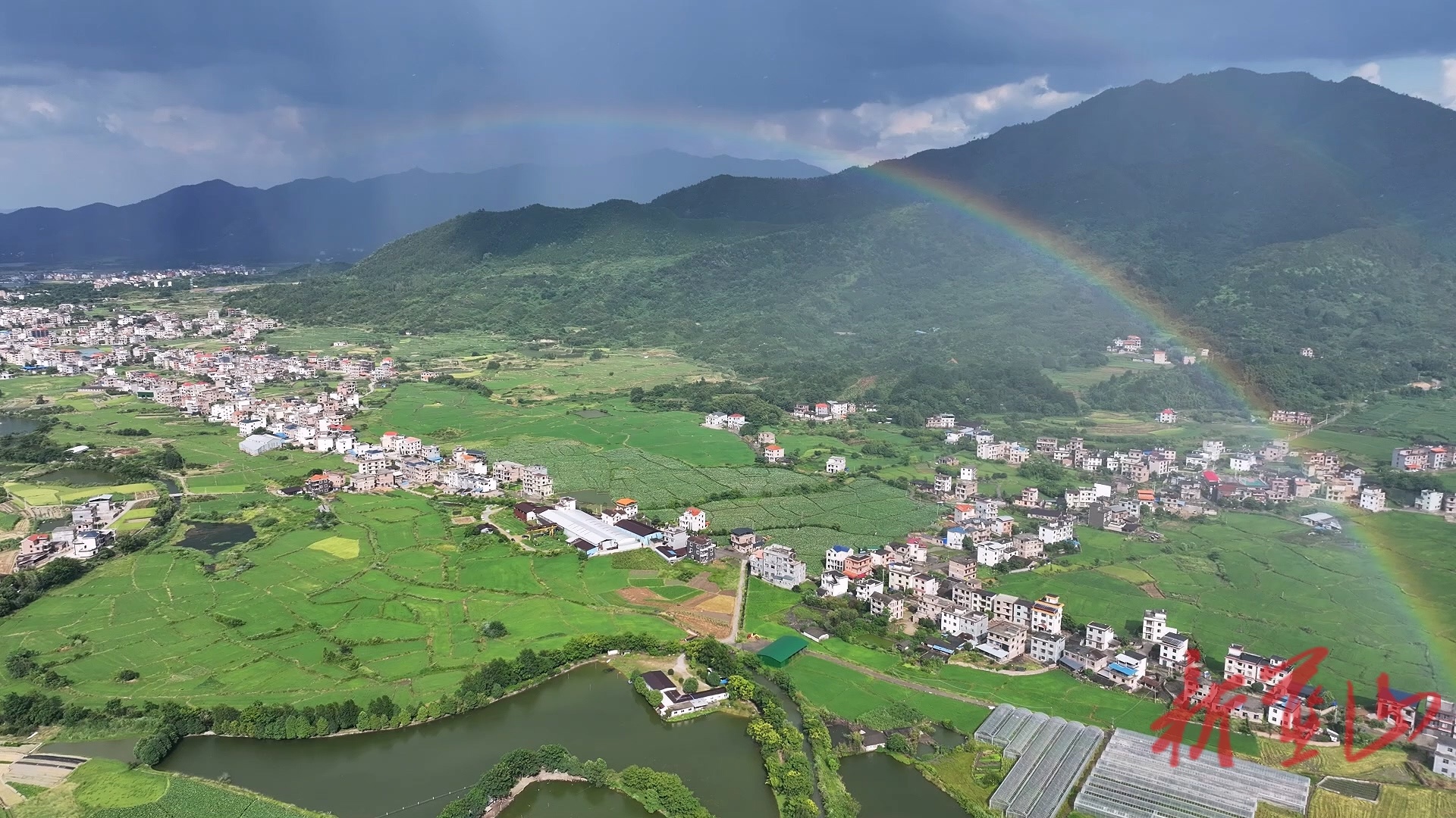 藍(lán)山縣塔峰鎮(zhèn)保干村：“彩虹臥村”美如畫