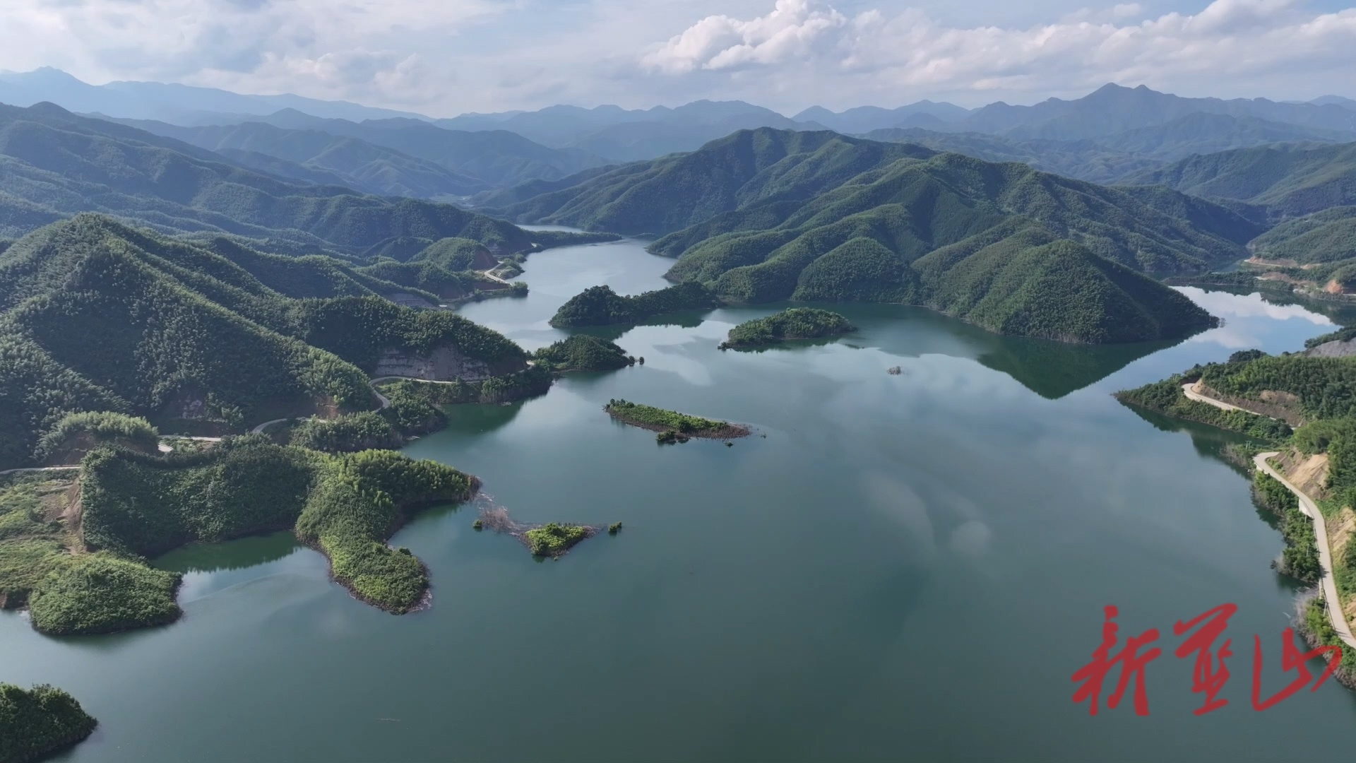 藍山縣毛俊水庫：晨光映碧水 鏡面展清輝