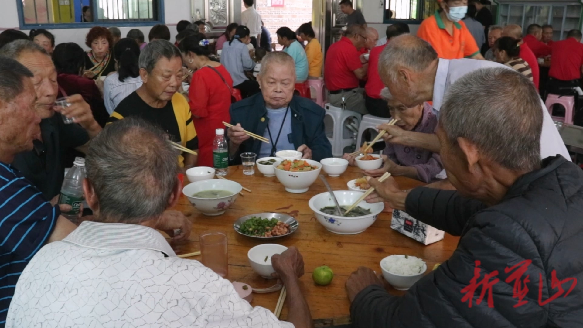 蓝山县毛俊镇鹊峰村：老年食堂“暖心饭”  烹出幸福晚年味
