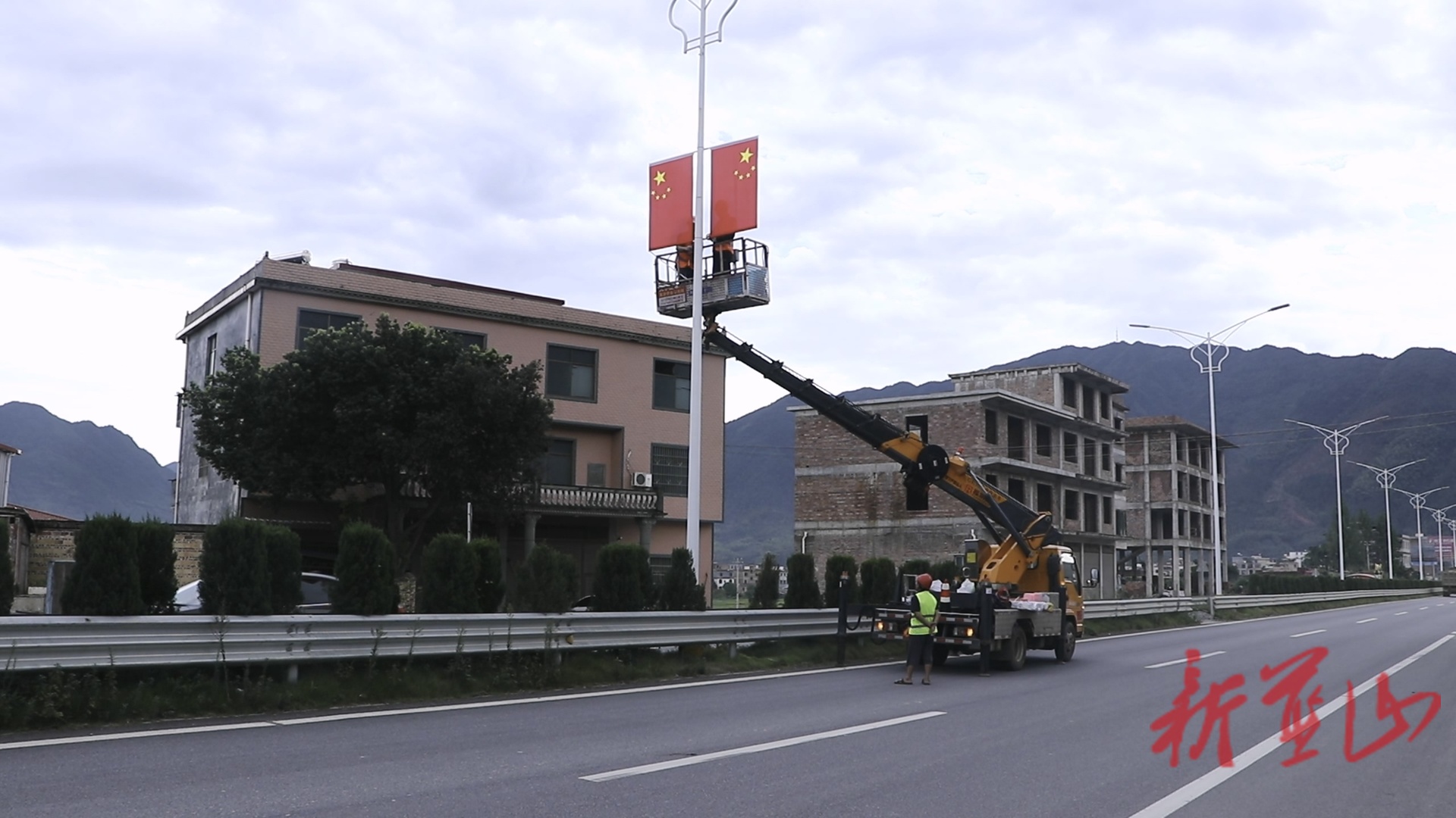 蓝山县：路灯焕“红”迎国庆精细作业靓全城