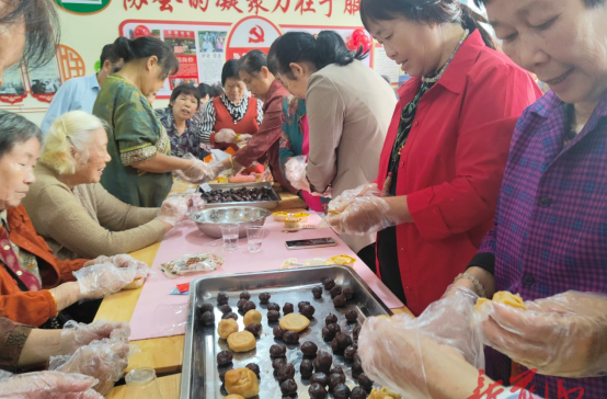 龙泉社区养老服务中心开展“家国同庆，月满人间”做月饼活动