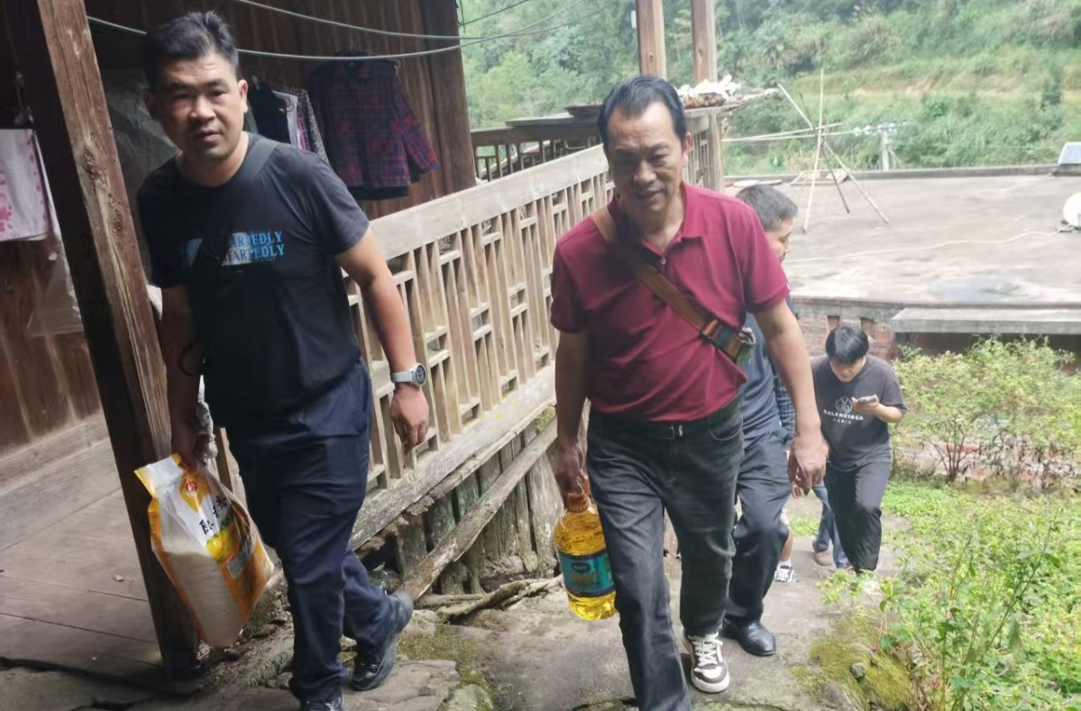 蓝山：情系帮扶村 双节送关怀
