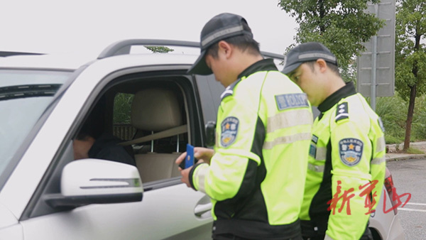 蓝山：用“交警蓝”守护“中国红”