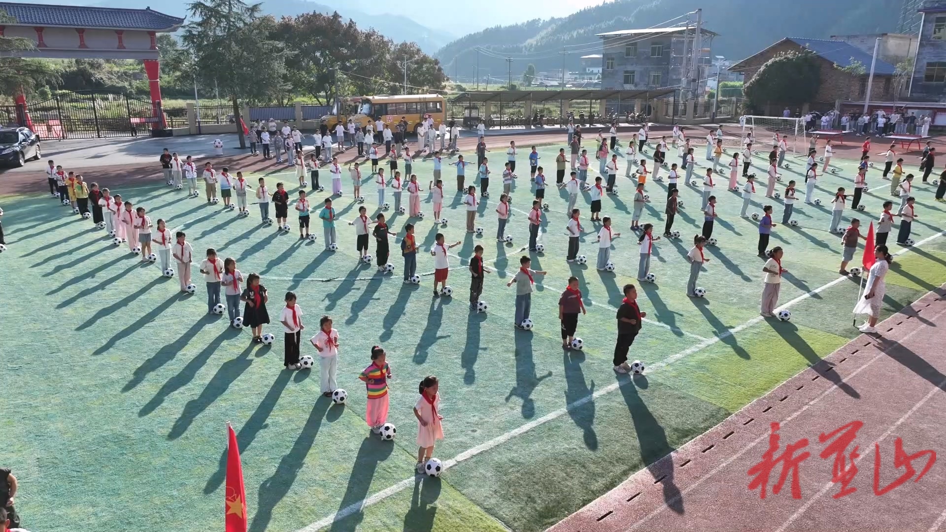 蓝山县：“ 湘超”劲风拂校园 瑶乡掀起运动潮