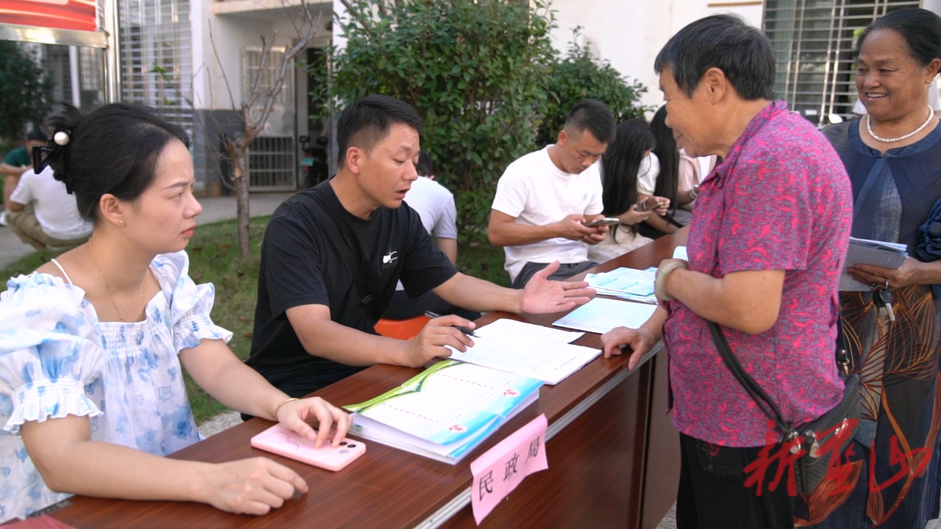 蓝山县“一站式”服务暖心安家搬迁群众告别“两头跑”难题