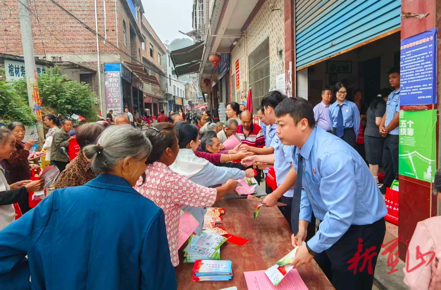 祠堂圩镇：普法宣传进集市 法治意识入人心