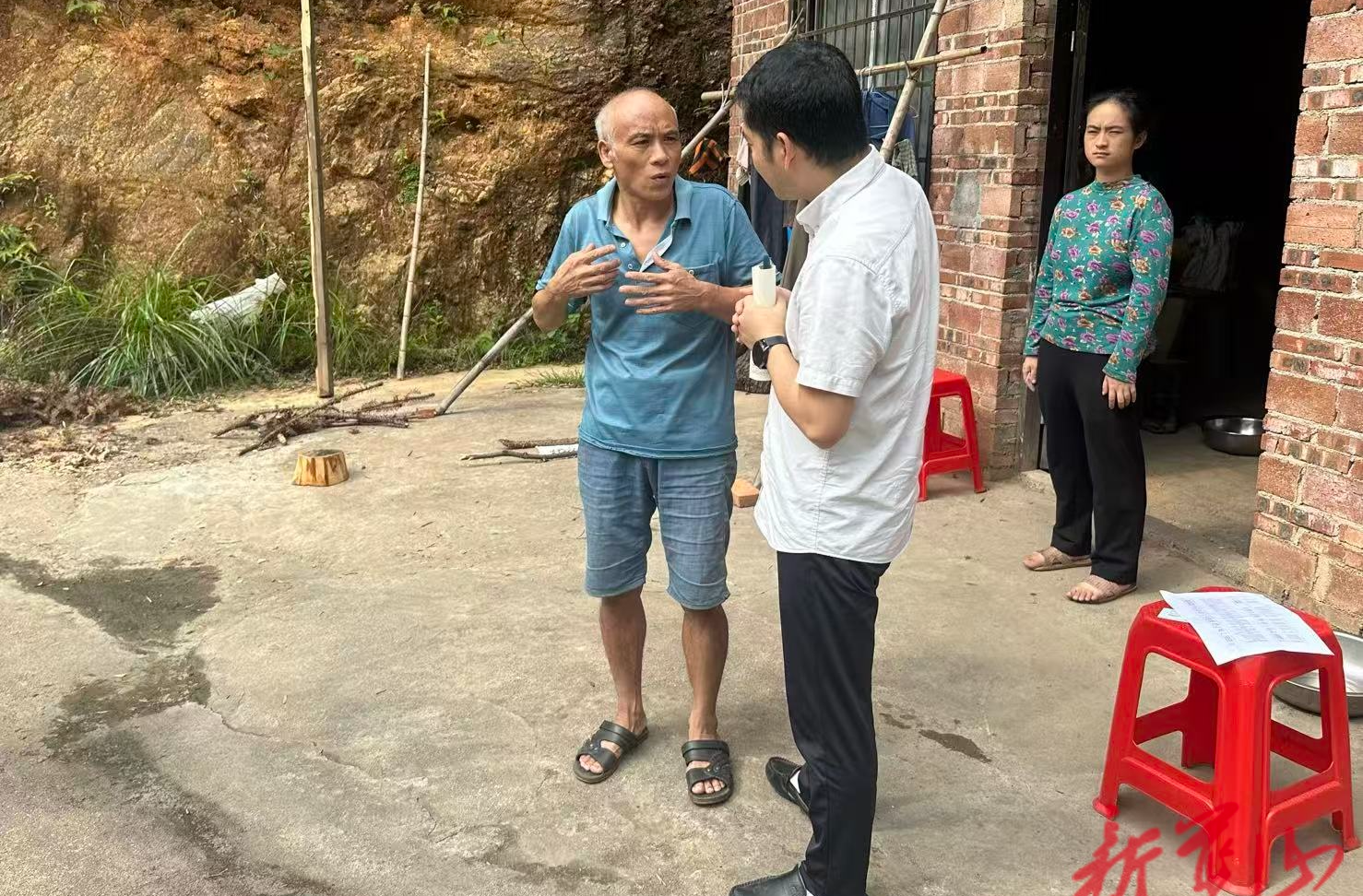 蓝山县残联：暖心服务 上门办证