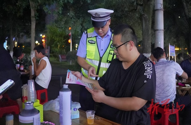 蓝山县公安局交管大队:“反酒驾”宣传进夜宵摊,筑牢交通安全防线
