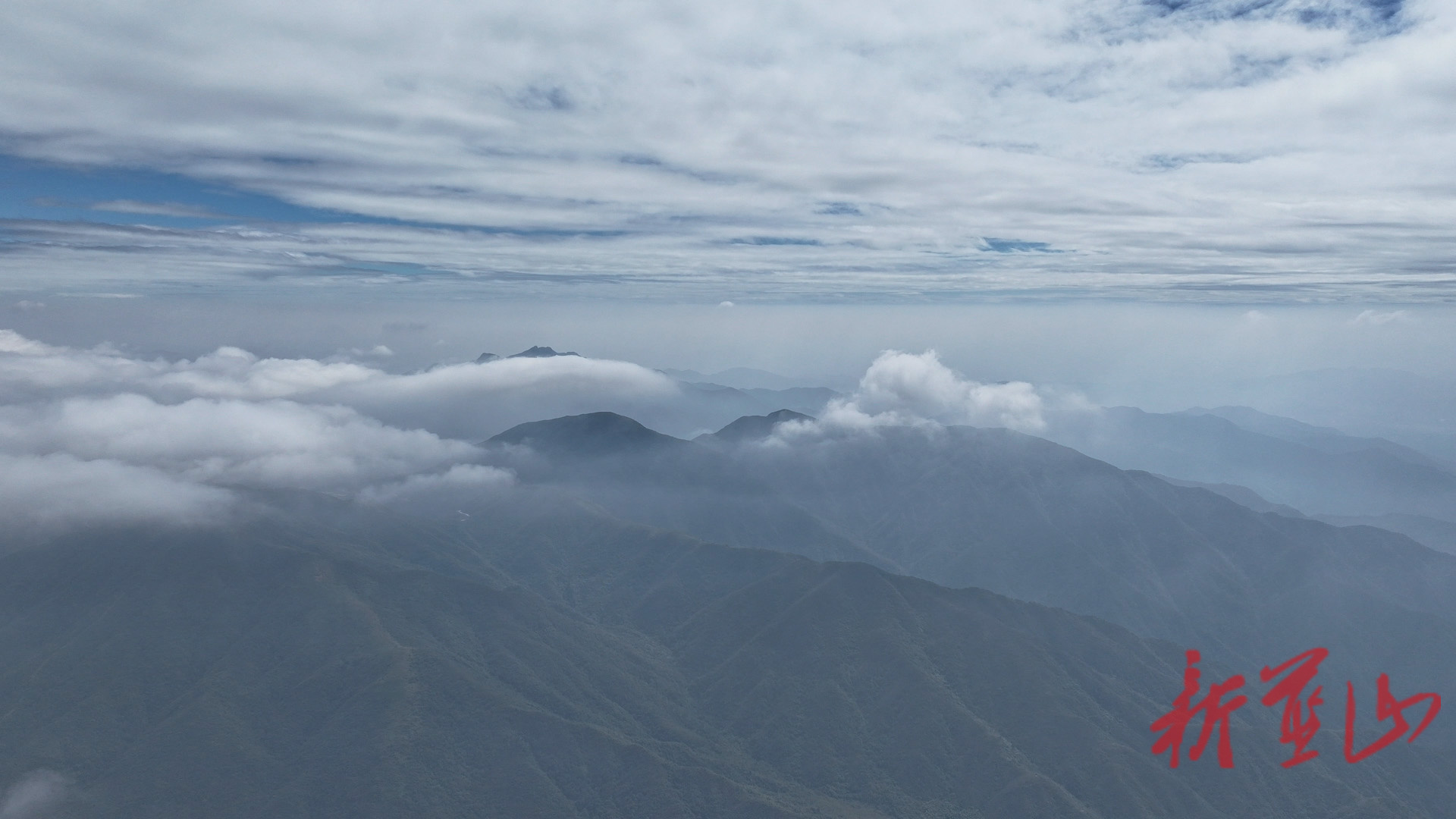 美丽蓝山：云海漫卷绘就人间仙境