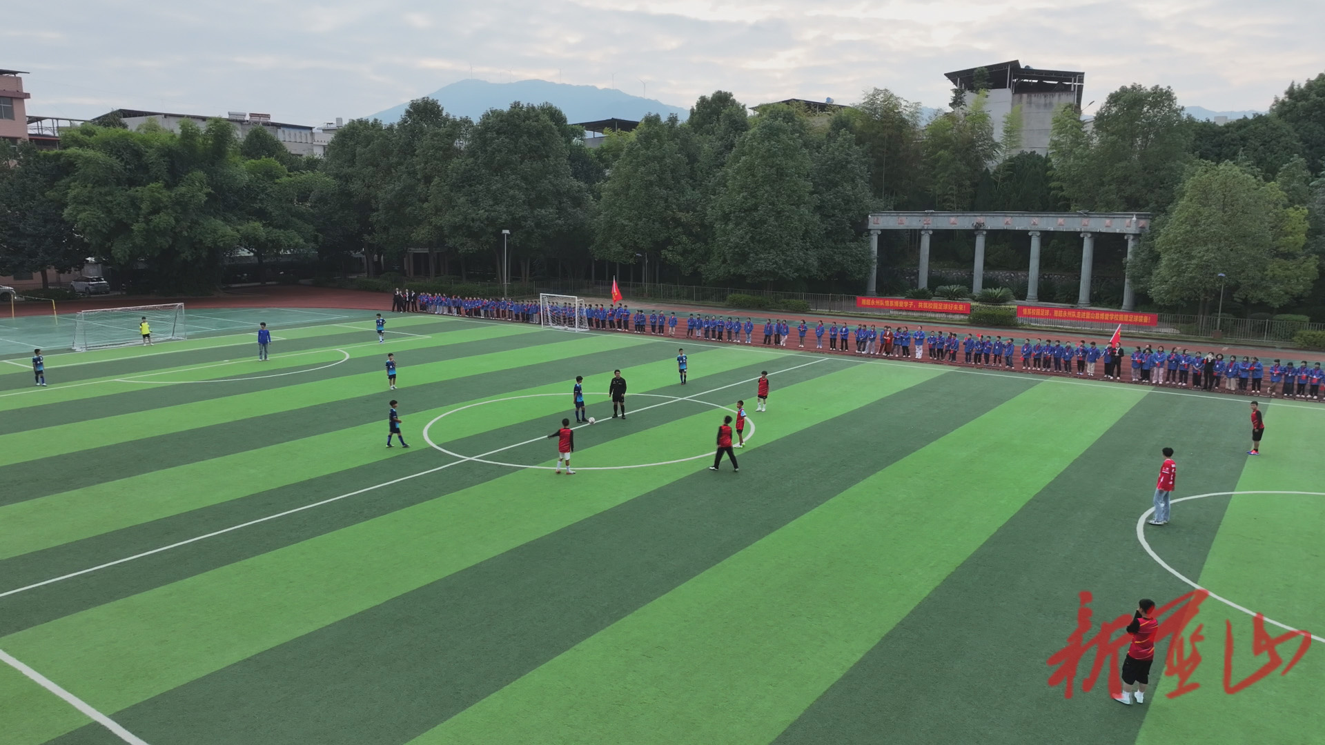 湘超永州队来蓝开展爱心捐赠活动