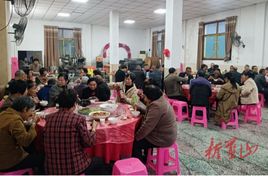 太平圩镇：企业暖心助重阳 孝老爱亲乐团圆