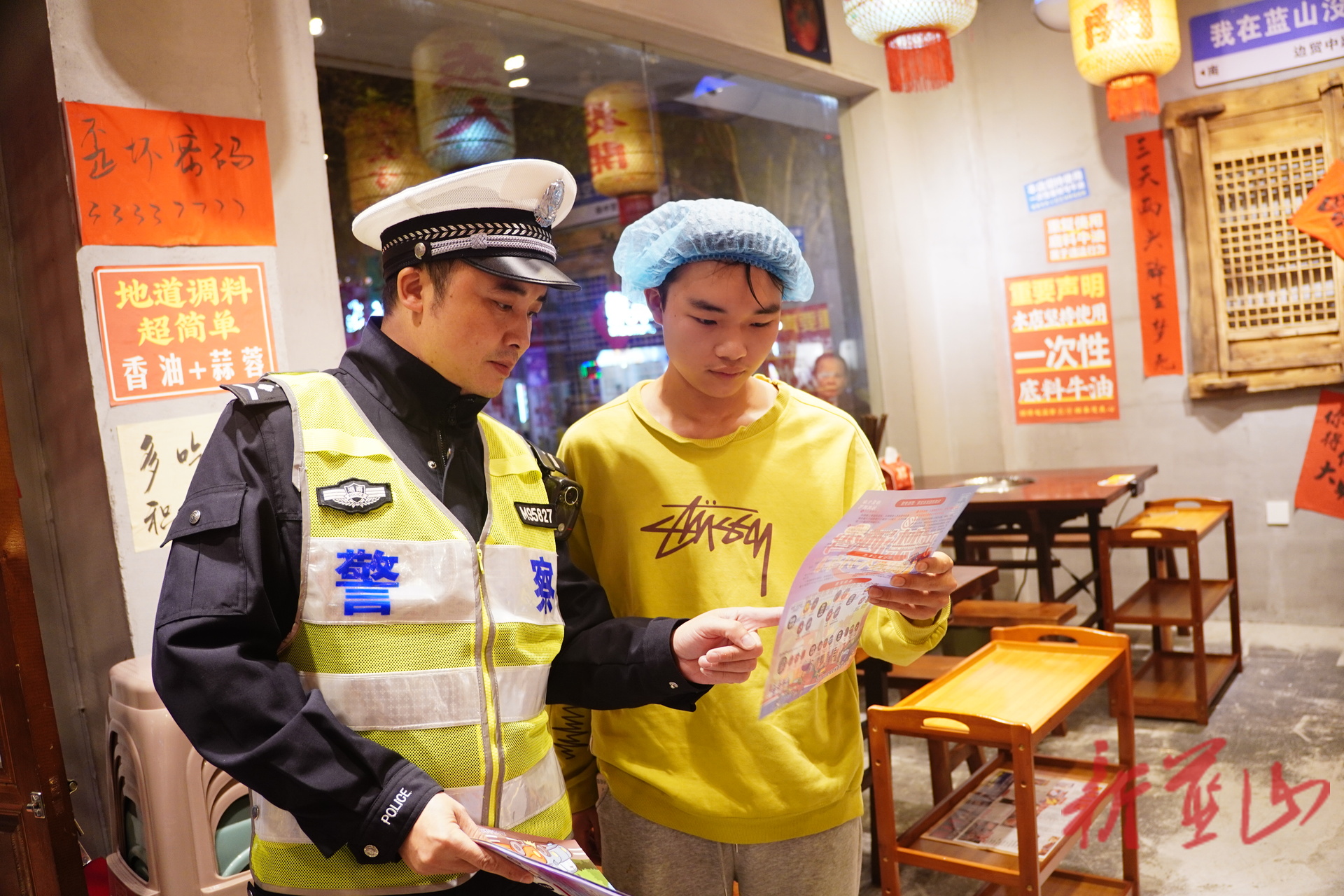 蓝山县公安局交管大队：走进餐饮一线 筑牢“反酒驾”防线