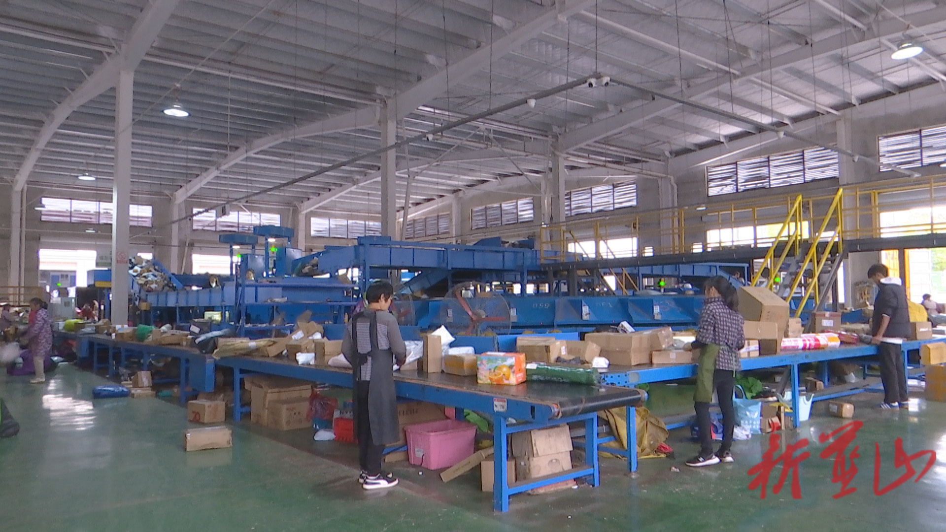 蓝山县快递企业开足马力 迎战“双十一”业务高峰