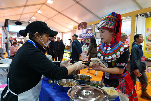 逛皮具箱包博览会 品蓝山百种味道