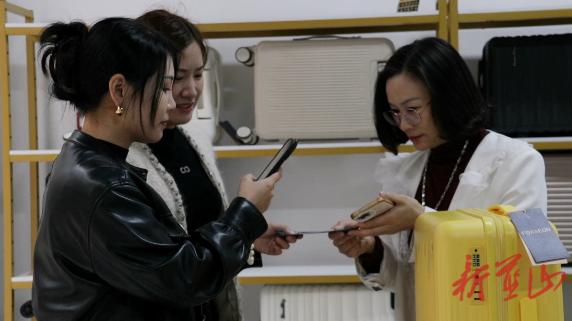 蓝山县湘江源皮具箱包特色街举办欢乐购活动