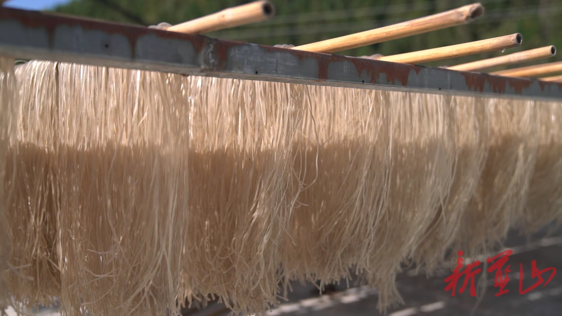 蓝山县大桥瑶族乡大桥村：红薯深加工  “晒”出好“钱”景
