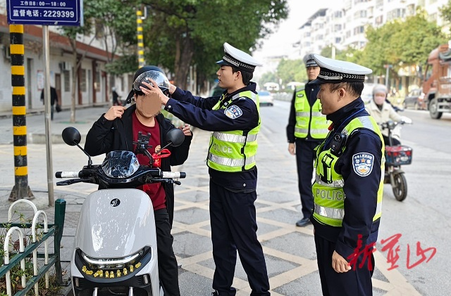 蓝山公安交警：用始终如一的坚守 保障道路安全畅通