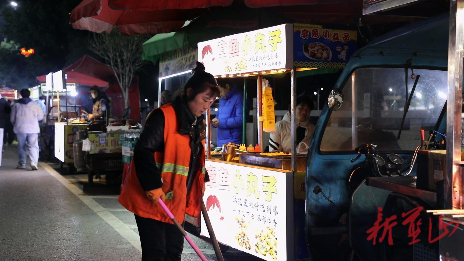 新闻特写：致敬点亮城市温度的“守夜人”