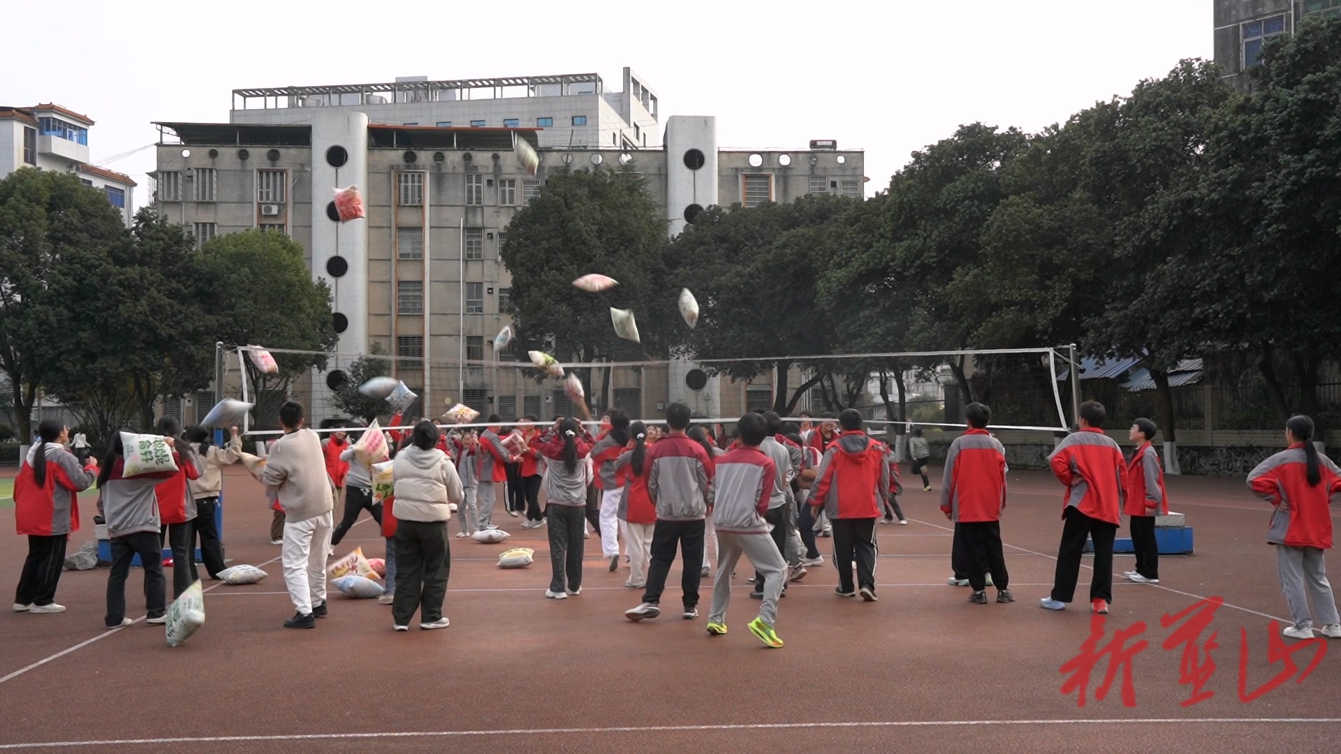 蓝山县湘江源中学：“枕头大战”为中考学子减压赋能