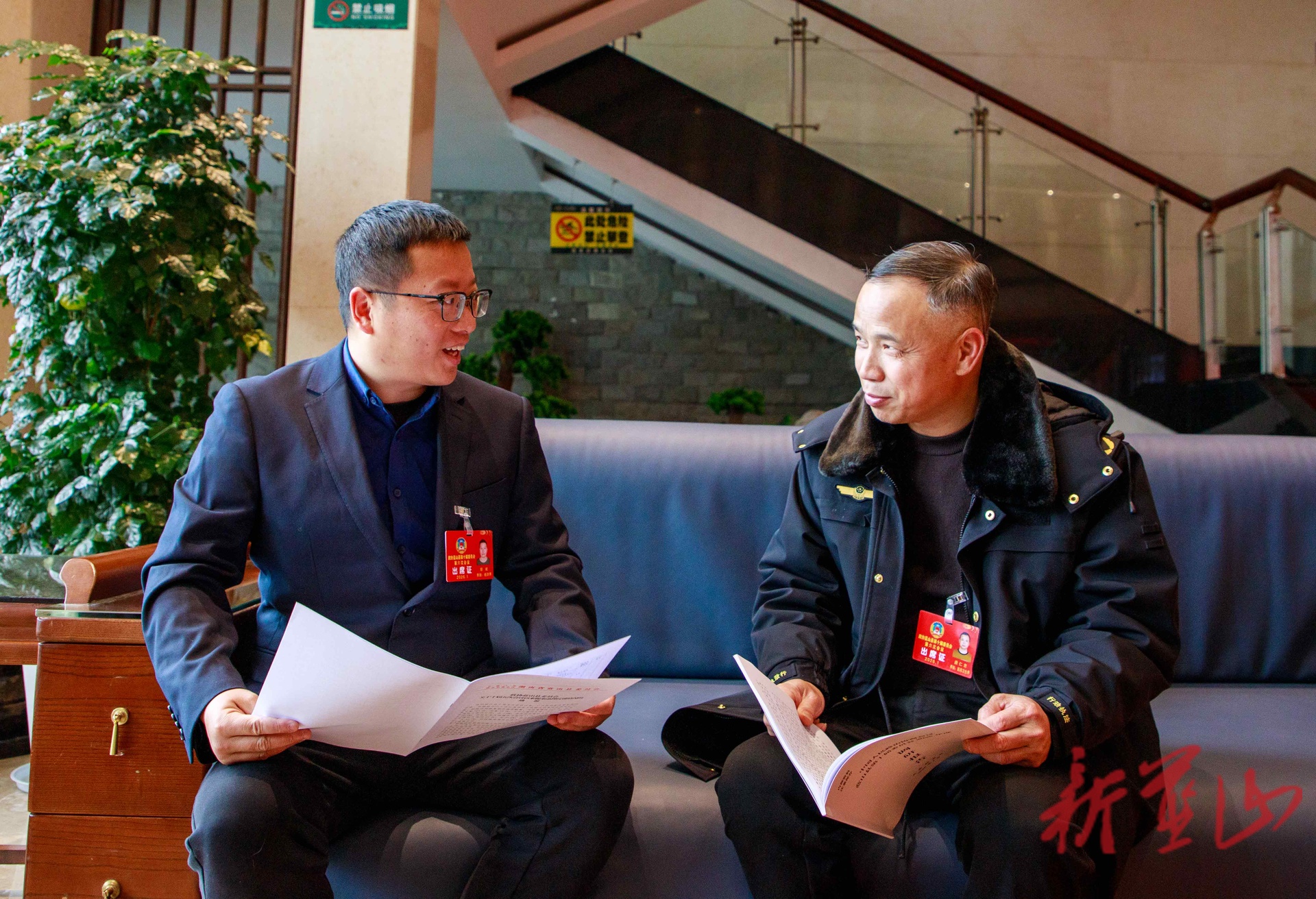 【聚焦两会】聚共识 担使命 蓝山县政协委员向大会报到