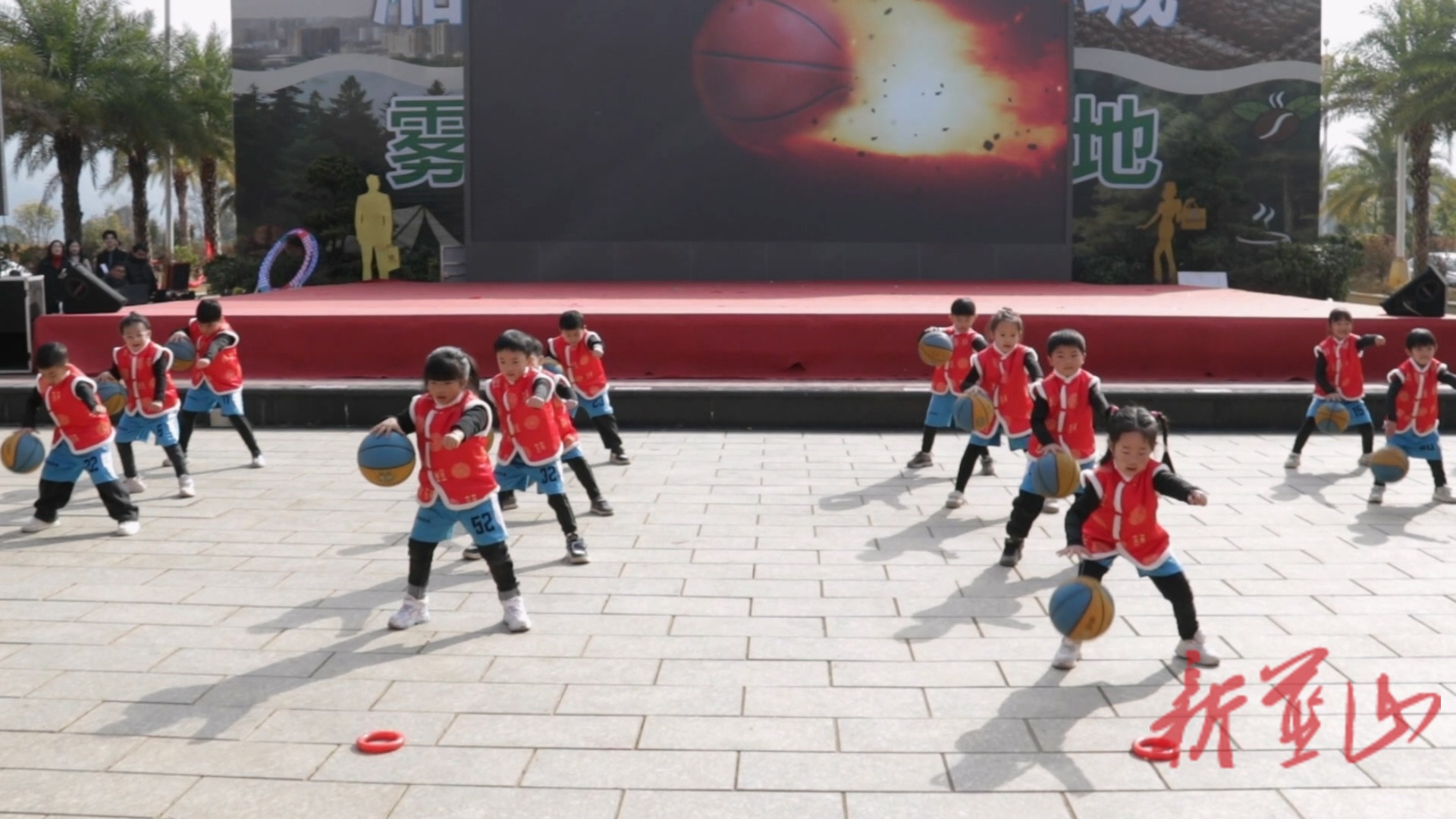 蓝山县举办“冲锋吧少年·艺启向未来”教育消费嘉年华活动