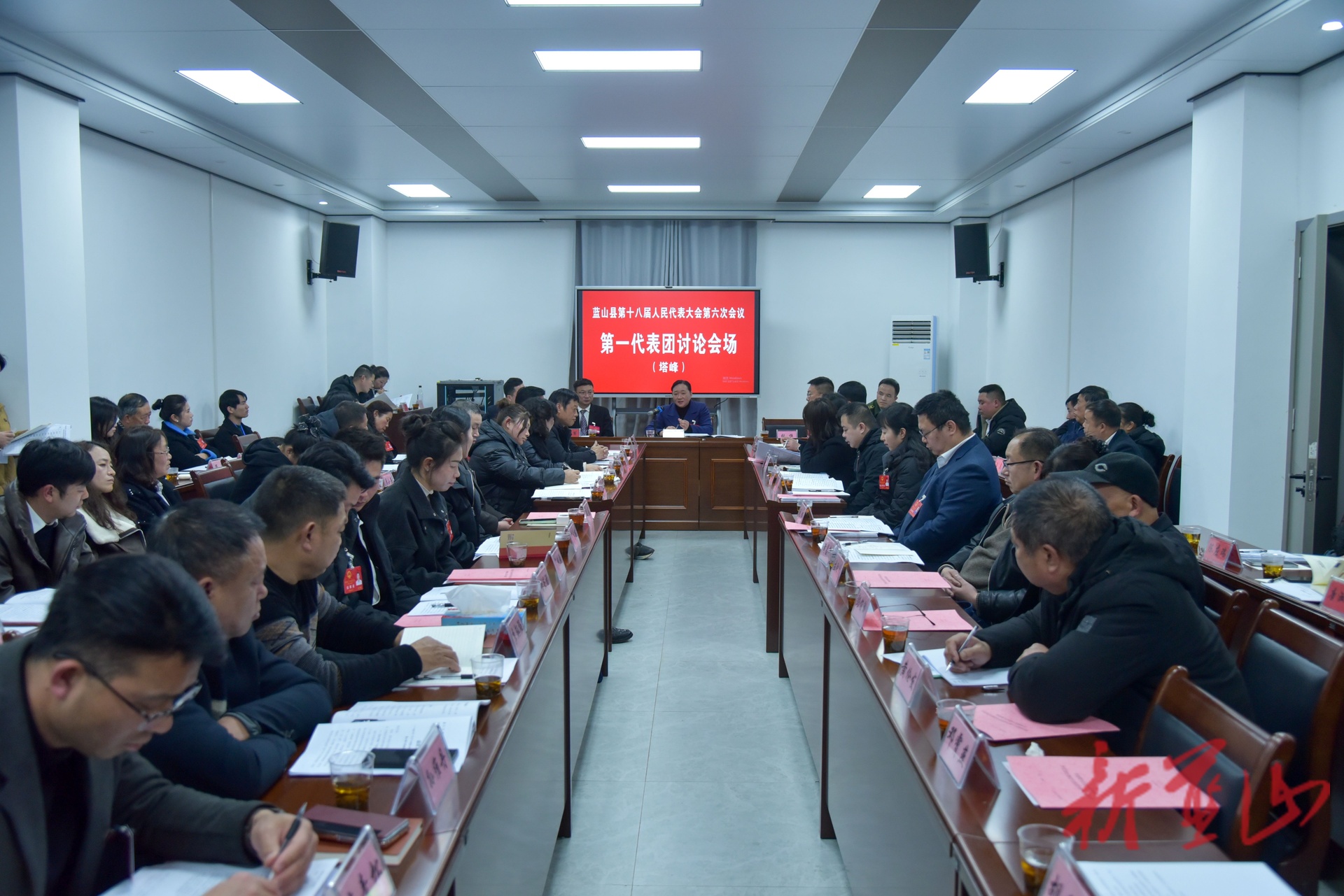 【聚焦两会】蓝山：邓群到第一、第三代表团参加讨论